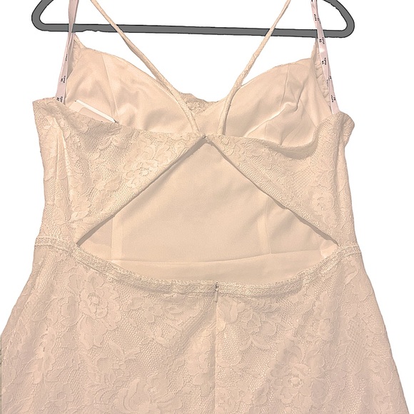 🌹NEW🌹White Lace Overlay Keyhole Back Elegant Feminine Size 12 Wedding Dress - Picture 9 of 13